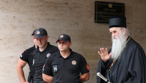 КРИВИЧНА ПОДГОРИЧКОМ ПОЛИЦАЈЦУ: Незаконито у притвору држао митрополита Амфилохија