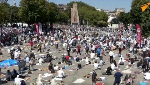 ПРВИ ЏУМА-НАМАЗ НАКОН 86 ГОДИНА: Истанбул под опсадом, Аја Софију обезбеђује 20.000 полицајаца, хиљаде верника моли се испред (ВИДЕО)