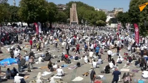 PRVI DŽUMA-NAMAZ NAKON 86 GODINA: Istanbul pod opsadom, Aja Sofiju obezbeđuje 20.000 policajaca, hiljade vernika moli se ispred (VIDEO)