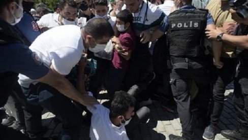 ХАОС У ИСТАНБУЛУ: Верници пробили кордон полиције да би стигли до Аја Софије