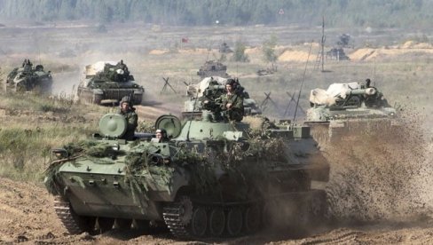 ТУТЊЕ ТЕНКОВИ, ХАУБИЦЕ И РАКЕТНИ СИСТЕМИ: Ево како изгледају велике војне вежбе руске војске (ВИДЕО)