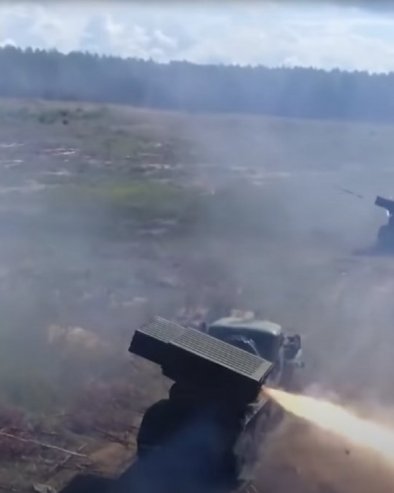 POGLEDAJTE - DEJSTVO VBR GRAD : Ruski višecevni raketni sistem gađao je ukrajinske pozicije kod Izjuma (VIDEO)