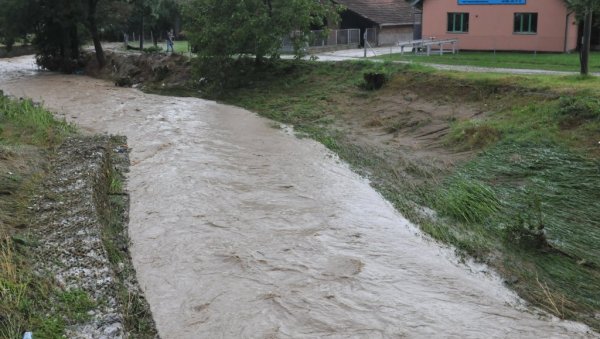 УПОЗОРЕЊЕ НА ПОПЛАВЕ У СРБИЈИ! Ове реке прете да се излију, ноћас ће бити јака олуја