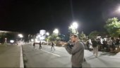 SRAMNO: Srđan Nogo pucao na Skupštinu pejnt-bol puškom (VIDEO)