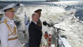 ПРОСЛАВА РУСКЕ ВОЈНЕ ФЛОТЕ: Путин – моћ морнарице у новом оружју (ФОТО)