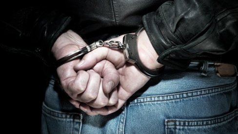POLA KILOGRAMA MARIHUANE U RUKAMA? Uhapšen osumnjičeni (25) za neovlašćeno držanje opojnih droga