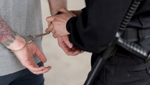 BRZA AKCIJA POLICIJE U NIŠU: Uhapšen zbog sumnje da je nožem ranio mladića(22) nakon svađe