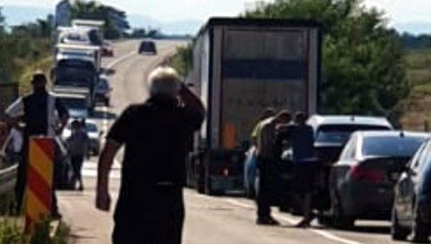 ФОТОГРАФИЈЕ СА МЕСТА САОБРАЋАЈКЕ: Погинуо мушкарац (38) из Прокупља у судару аутомобила и камиона