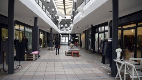 ПОЛА КИРИЈЕ ЗА ЈУЛ И АВГУСТ: Угоститељима омогућен јефтинији закуп локала