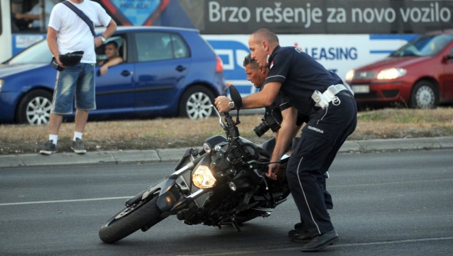 TEŠKA SAOBRAĆAJKA KOD OBRENOVCA: Nastradao motociklista u sudaru (FOTO)