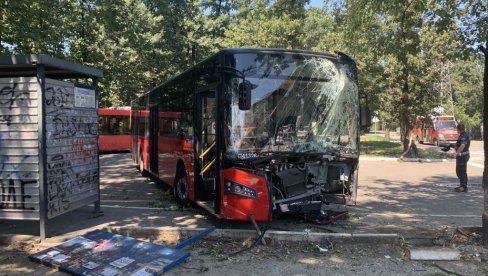 PRVI SNIMCI SA MESTA NESREĆE: Autobus na okretnici udario ženu, vatrogasci izvlačili vozača iz smrskanog vozila deset minuta (FOTO/VIDEO)