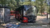 PRVI SNIMCI SA MESTA NESREĆE: Autobus na okretnici udario ženu, vatrogasci izvlačili vozača iz smrskanog vozila deset minuta (FOTO/VIDEO)