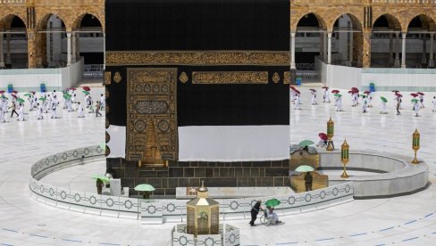 ЦРНИ КАМЕН ИЗ МЕКЕ: Први пут објављене слике високе резолуције велике светиње ислама (ФОТО)