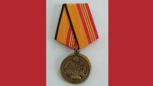 ПРИЗНАЊЕ МИНИСТРУ ОДБРАНЕ: Шојгу доделио медаљу Александру Вулину
