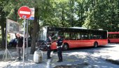 КАРАМБОЛ НА ВОЖДОВЦУ: Аутобус у Војводе Степе се запалио, проклизао и ОШТЕТИО АУТОМОБИЛ на паркингу