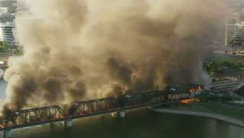 УЖАС У АРИЗОНИ: Срушио се мост, воз се запалио, дим се види километрима од места несреће (ВИДЕО)