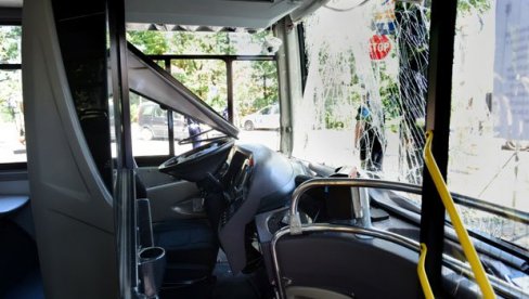 КАРАМБОЛ НА ЗВЕЗДАРИ: Таксиста побегао после судара са аутобусом ГСП, путници превезени на ВМА