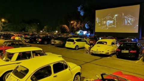 ПУН ПАРКИНГ НА АДИ ЦИГАНЛИЈИ: Ево како изгледа једини београдски биоскоп који ради (ФОТО)