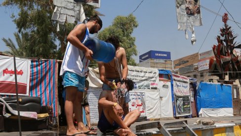 PAKLENE VRUĆINE: Iračani pokušavaju da se rashlade na 51 C