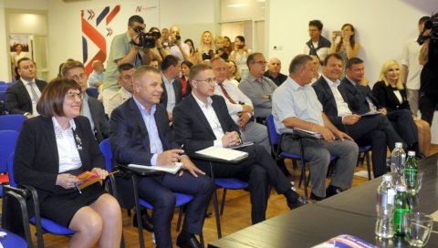 ДАНАС ЗАСЕДА ПРЕДСЕДНИШТВО СНС: Главне теме - влада, КиМ и корона