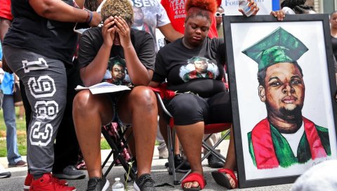 ОДУСТАО И ТРЕЋИ ТУЖИЛАЦ: Без оптужнице полицајцу који је убио афроамеричког тинејџера