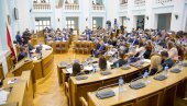 FOTELJE BITNIJE I OD STANDARDA: Parlamentarna većina Crne Gore zaboravila koliko je brinula o građanima