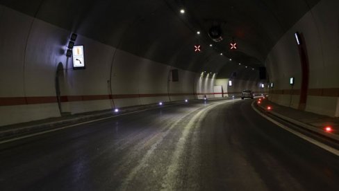 НЕВРЕМЕ СТИГЛО ИЗ СЛОВЕНИЈЕ У ХРВАТСКУ: Алармантно - Вода пробила тунел Учка, пада на аутомобиле (ВИДЕО)