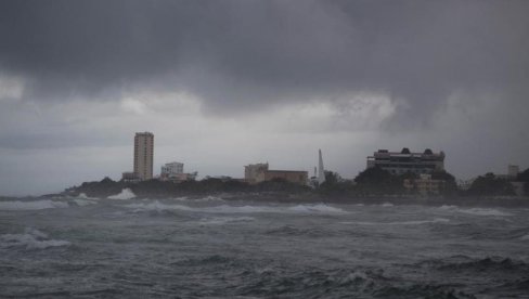 УРАГАН ОПУСТОШИО БАХАМЕ, ЈУРИ КА ФЛОРИДИ: Проглашена ванредна ситуација, спремају се за ударе ветра од 135 км на час