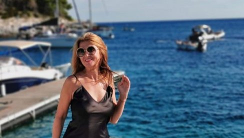 БОМБА У КУПАЋЕМ КОСТИМУ: Весна Дедић ужива на реци, прекрстила ноге и многима одузела дах (ФОТО)