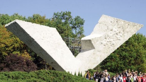 СЕЋАЊЕ НА ХОЛОКАУСТ: Спомен парк „Крагујевачки октобар“ организује изложбу Лубардиних радова посвећену злочину у Шумарицама