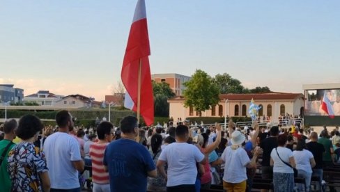 УПРКОС КОРОНИ: Хиљаде католика на фестивалу у Међугорју