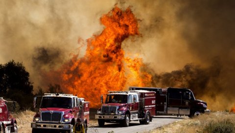 БЕСНИ ВАТРЕНА СТИХИЈА У КАЛИФОРНИЈИ: Евакуисано 8.000 људи због пожара (ВИДЕО)