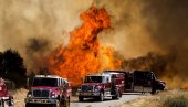 БЕСНИ ВАТРЕНА СТИХИЈА У КАЛИФОРНИЈИ: Евакуисано 8.000 људи због пожара (ВИДЕО)