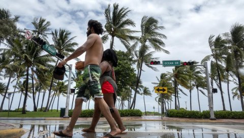 ИСАИЈА СТИЖЕ: Флорида на удару снажне олује - Ветар дува око 100 километара на час, грађани праве залихе хране и лекова! (ФОТО/ВИДЕО)