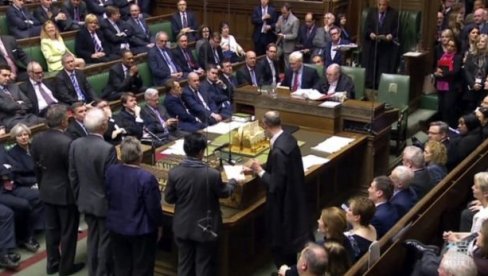 MINORNIH 25 OD 650 POSLANIKA U LONDONU TRAŽI DA SE KAZNI PREDSEDNIK SRBIJE: Britanci prizivaju sankcije za Vučića