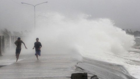 У КИНИ ЕВАКУИСАНО СКОРО 900.000 ЉУДИ: Тајфун Саола стигао до јужних делова земље