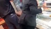 HAOS U PICERIJI: Kada je video da druga mušterija ne nosi masku, počeo je da razbija sve oko sebe (VIDEO)