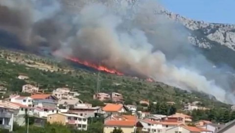 ВАТРЕНА СТИХИЈА У ДАЛМАЦИЈИ: Избио велики шумски пожар, ватра прети кућама