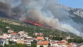 VATRENA STIHIJA U DALMACIJI: Izbio veliki šumski požar, vatra preti kućama