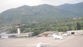 PUTNIKE MALTRETIRALI SATIMA U TIVTU: Er Montenegro otkazao letove, ljude sa decom satima držali u maloj prostoriji!