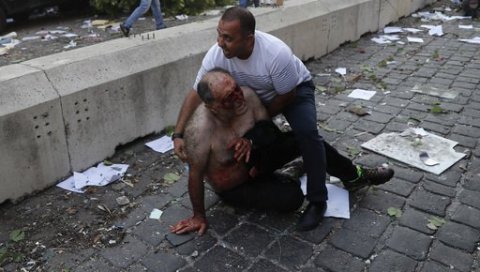 ЕКСПЛОЗИЈЕ ОДЈЕКУЈУ БЕЈРУТОМ: Крвави људи трче улицама, рањени леже на земљи, најмање 10 мртвих!  (ФОТО+ВИДЕО)