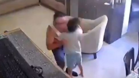 OTAC TELOM ZAŠTITIO SINA OD EKSPLOZIJE: Strašan snimak iz Bejruta, mališan bio preplašen detonacijom (VIDEO)