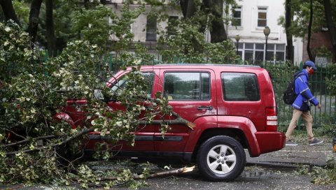УРАГАН ИСАЈА ВЕЋ ОДНОСИ ЖРТВЕ: Тропска олуја погодила обалу Америке, погинуло најмање шест људи