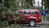 УРАГАН ИСАЈА ВЕЋ ОДНОСИ ЖРТВЕ: Тропска олуја погодила обалу Америке, погинуло најмање шест људи
