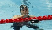 NEVEROVATAN PODUHVAT KEJTI LEDECKI: Velika šampionka preplivala ceo bazen sa čašom mleka na glavi (VIDEO)