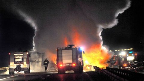 БУКТИЊА НА АУТО-ПУТУ: Запалио се камион у сред вожње (ВИДЕО)