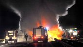 ДРАМАТИЧНЕ СЦЕНЕ НА АУТО-ПУТУ: Изгорела приколица камиона код Нових Бановаца, само пуком срећом нико није страдао