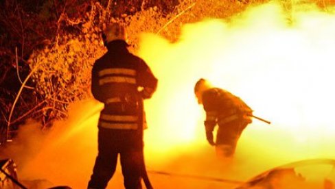 ŠTETA NAJMANJE MILION EVRA: Veliki požar kod Prištine, izgorela fabrika!
