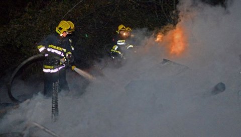 ДРАМА НА АУТО-ПУТУ МИЛОШ ВЕЛИКИ: Изгорео аутомобил, запалио се у покрету (ФОТО)