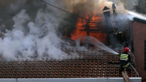НЕСТАЛА У ПЛАМЕНУ ЗА ПОЛА САТА: Изгорела кућа у центру Прокупља
